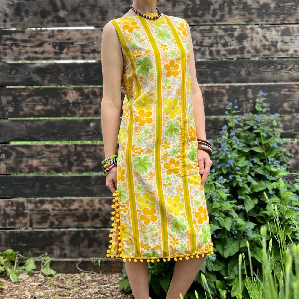 60s Hawaiian Tiki Dress w/ Pompom Trim - Picture 9 of 9